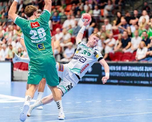 v.l. Tom Bergner (GWD Minden, 28), Ymir Oern Gislason (Frisch Auf Goeppingen, 33) GER, GWD Minden vs. Frisch Auf Goeppingen, Handball, 1. Bundesliga, 1. Spieltag, Spielzeit 2025 2026, 31.08.2025 GER, GWD Minden vs. Frisch Auf Goeppingen, Handball, 1. Bundesliga, 1. Spieltag, Spielzeit 2025 2026, 31.08.2025 Luebbecke Copyright: xEibner-Pressefoto JanxRollingerx EP_JSK
