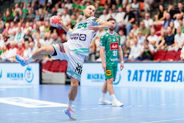 Marcel Schiller (Frisch Auf Goeppingen, 24) beim Siebenmeter 7 Meter Wurf GER, GWD Minden vs. Frisch Auf Goeppingen, Handball, 1. Bundesliga, 1. Spieltag, Spielzeit 2025 2026, 31.08.2025 GER, GWD Minden vs. Frisch Auf Goeppingen, Handball, 1. Bundesliga, 1. Spieltag, Spielzeit 2025 2026, 31.08.2025 Luebbecke Copyright: xEibner-Pressefoto JanxRollingerx EP_JSK