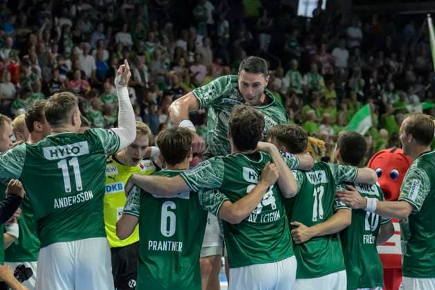 im Bild v.l.: Mijajlo Marsenic (Fuechse Berlin),das Team der Fuechse bejubelt den Sieg, GER, Berlin, Handball, Fuechse Berlin vs Bergischer HC, DAIKIN Handball-Bundesliga, in der Max Schmeling Halle, 31.08.2025, Copyright: HMBxMedia UwexKoch