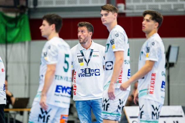 31.08.2025 - Handball, 2025 2026, 1. Bundesliga, 1. Spieltag, GWD Minden - Frisch auf Göppingen: (L-2R) Rutger ten Velde (Göppingen), Ben Matschke (Trainer - Göppingen), Oskar Sunnefeldt (Göppingen)