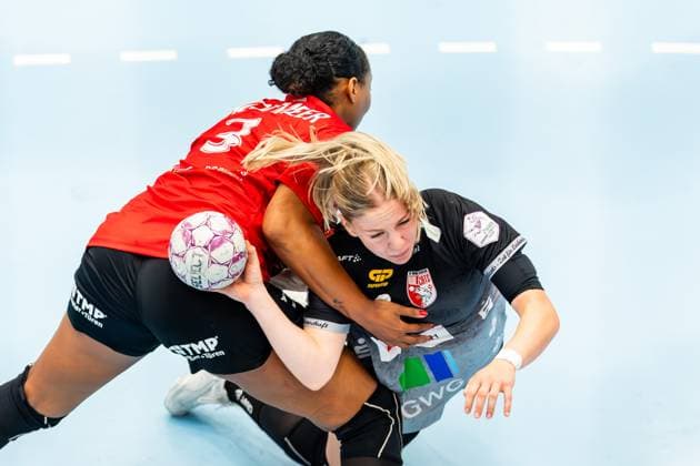31.08.2025, GER, Handball, Frauen, Saison 2025 2026, Alsco 1.Bl, 1.Spieltag, Thueringer HC - SV Union Halle-Neustadt Wildcats Viktoria Marksteiner (SV Union Halle-Neustadt Wildcats) Sharon Nooitmeer (Thueringer HC,3) 99947 Bad Langensalza Salza Halle Sporthalle Mehrzweckhalle Thüringen Deutschland