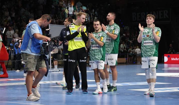 Torwart Lasse Ludwig und Mannschaft jubeln nach Spielende Handball HBL Bundesliga Herren 1.Spieltag Saison 2025 2026 31.08.2025 Füchse Berlin vs. Bergischer HC