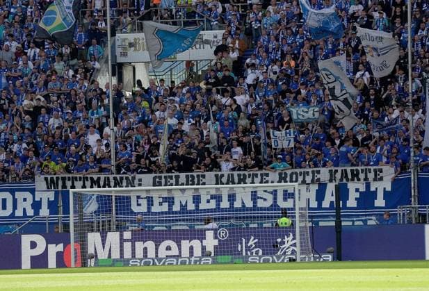 30.08.2025, PreZero Arena, Sinsheim, GER, 1.FBL, TSG Hoffenheim vs Eintracht Frankfurt , im Bild Die Hoffenheimer Fankurve zeigt Plakate gegen Spielerberater Roger Wittmann. DFL regulations prohibit any use of photographs as image sequences and or quasi-video. (Photo by Hasan Bratic DeFodi Images)