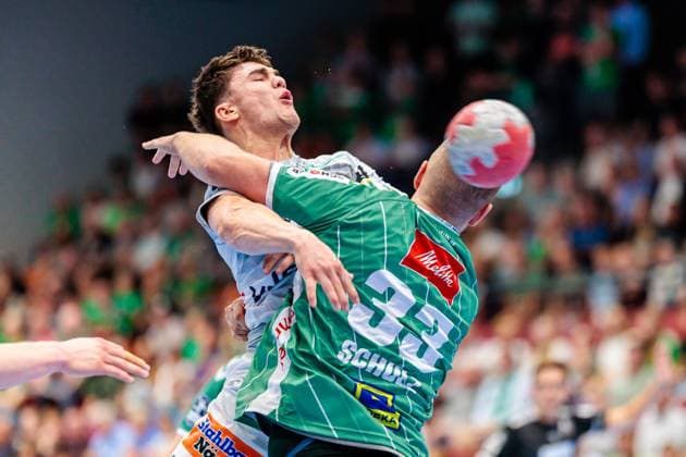 v.l. Elias Newel (Frisch Auf Goeppingen, 40), Michael Schulz (GWD Minden, 33) im Zweikampf GER, GWD Minden vs. Frisch Auf Goeppingen, Handball, 1. Bundesliga, 1. Spieltag, Spielzeit 2025 2026, 31.08.2025 GER, GWD Minden vs. Frisch Auf Goeppingen, Handball, 1. Bundesliga, 1. Spieltag, Spielzeit 2025 2026, 31.08.2025 Luebbecke Copyright: xEibner-Pressefoto JanxRollingerx EP_JSK
