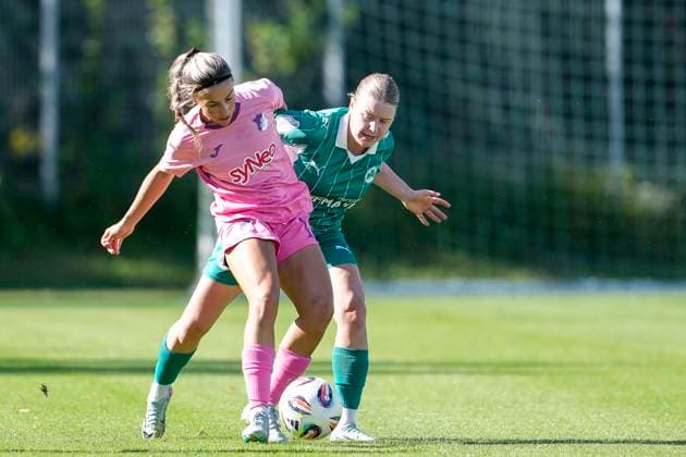 v.li.: Christina Alp (TSG II, 18), Judith Gruber (Fürth, 24), Zweikampf, Spielszene, Duell, duel, tackle, tackling, Dynamik, Action, Aktion, 31.08.2025, St. Leon-Rot (Deutschland), Fussball, Frauen, Regionalliga Süd, TSG 1899 Hoffenheim U20 - SpVgg Greuther Fürth, 31.08.2025, St. Leon-Rot (Deutschland), Fussball, Frauen, Regionalliga Süd, TSG 1899 Hoffenheim U20 - SpVgg Greuther Fürth, DFB DFL REGULATIONS PROHIBIT ANY USE OF PHOTOGRAPHS AS IMAGE SEQUENCES AND OR QUASI-VIDEO.