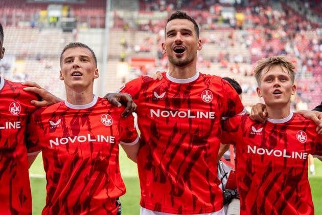Mannschaft von 1. FC Kaiserslautern feiert mit den Fans, v.l. Tobias Raschl (1. FC Kaiserslautern, 20), Ivan Prtajin (1. FC Kaiserslautern, 09), Naatan Skyttae (1. FC Kaiserslautern, 15), GER, 1. FC Kaiserslautern vs. SV Darmstadt 98, Fussball, 2. Bundesliga, 4. Spieltag, Saison 2025 2026, 31.08.2025, DFL REGULATIONS PROHIBIT ANY USE OF PHOTOGRAPHS AS IMAGE SEQUENCES AND OR QUASI-VIDEO, GER, 1. FC Kaiserslautern vs. SV Darmstadt 98, Fussball, 2. Bundesliga, 4. Spieltag, Saison 2025 2026, 31.08.2025 Kaiserslautern
