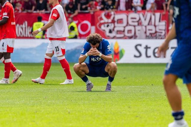 Freisteller, Emotion, Gestik, Geste Fraser Hornby (SV Darmstadt 98, 09) nach dem Abpfiff, GER, 1. FC Kaiserslautern vs. SV Darmstadt 98, Fussball, 2. Bundesliga, 4. Spieltag, Saison 2025 2026, 31.08.2025, DFL REGULATIONS PROHIBIT ANY USE OF PHOTOGRAPHS AS IMAGE SEQUENCES AND OR QUASI-VIDEO, GER, 1. FC Kaiserslautern vs. SV Darmstadt 98, Fussball, 2. Bundesliga, 4. Spieltag, Saison 2025 2026, 31.08.2025 Kaiserslautern