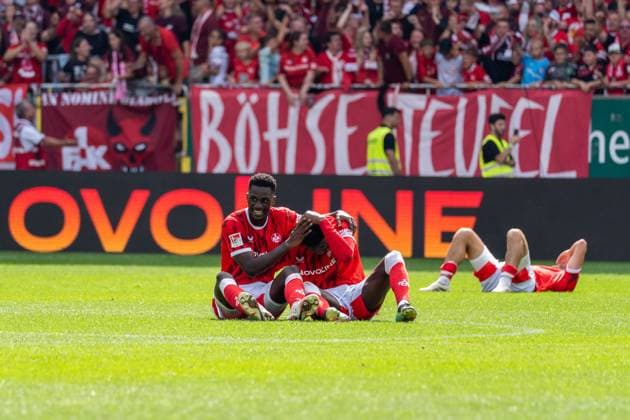 Freisteller, Emotion, Freude, v.l. Maxwell Gyamfi (1. FC Kaiserslautern, 04), Faride Alidou (1. FC Kaiserslautern, 48) sitzen nach dem Abpfiff auf dem Boden, GER, 1. FC Kaiserslautern vs. SV Darmstadt 98, Fussball, 2. Bundesliga, 4. Spieltag, Saison 2025 2026, 31.08.2025, DFL REGULATIONS PROHIBIT ANY USE OF PHOTOGRAPHS AS IMAGE SEQUENCES AND OR QUASI-VIDEO, GER, 1. FC Kaiserslautern vs. SV Darmstadt 98, Fussball, 2. Bundesliga, 4. Spieltag, Saison 2025 2026, 31.08.2025 Kaiserslautern