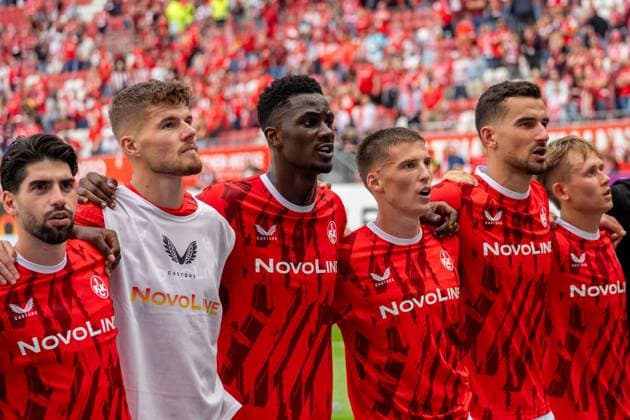 Mannschaft von 1. FC Kaiserslautern feiert mit den Fans, v.l. Semih Sahin (1. FC Kaiserslautern, 08), Jan Elvedi (1. FC Kaiserslautern, 33), Maxwell Gyamfi (1. FC Kaiserslautern, 04), Tobias Raschl (1. FC Kaiserslautern, 20), Ivan Prtajin (1. FC Kaiserslautern, 09), Naatan Skyttae (1. FC Kaiserslautern, 15), GER, 1. FC Kaiserslautern vs. SV Darmstadt 98, Fussball, 2. Bundesliga, 4. Spieltag, Saison 2025 2026, 31.08.2025, DFL REGULATIONS PROHIBIT ANY USE OF PHOTOGRAPHS AS IMAGE SEQUENCES AND OR QUASI-VIDEO, GER, 1. FC Kaiserslautern vs. SV Darmstadt 98, Fussball, 2. Bundesliga, 4. Spieltag, Saison 2025 2026, 31.08.2025 Kaiserslautern