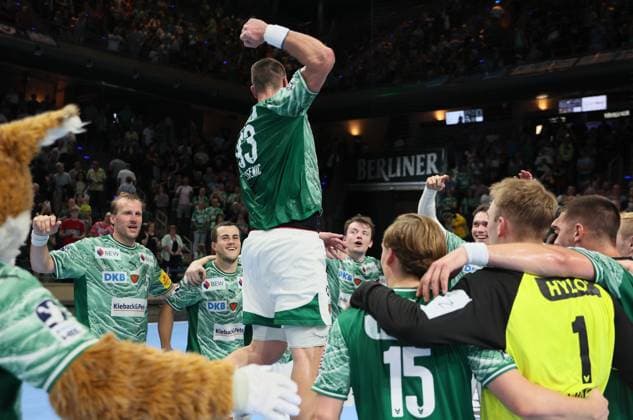 GER HBL Saison 2025 2026 FÜCHSE Berlin vs Bergischer HC, 31.08.25, Max-Schmeling-Halle, Berlin, Mijajlo MARSENIC (Füchse Berlin 93) springt in die Mitte seiner Mitspieler, Team FÜCHSE Berlin, Jubel über den ersten Heimsieg der neuen Saison