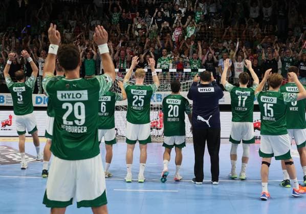 GER HBL Saison 2025 2026 FÜCHSE Berlin vs Bergischer HC, 31.08.25, Max-Schmeling-Halle, Berlin, Dank an die Fans, Fanblock, Team FÜCHSE Berlin