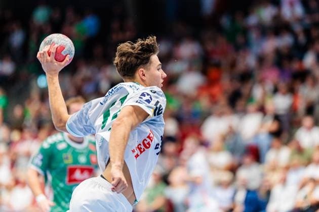 Tim Gossner (Frisch Auf Goeppingen, 17) im Torwurf GER, GWD Minden vs. Frisch Auf Goeppingen, Handball, 1. Bundesliga, 1. Spieltag, Spielzeit 2025 2026, 31.08.2025 GER, GWD Minden vs. Frisch Auf Goeppingen, Handball, 1. Bundesliga, 1. Spieltag, Spielzeit 2025 2026, 31.08.2025 Luebbecke Copyright: xEibner-Pressefoto JanxRollingerx EP_JSK