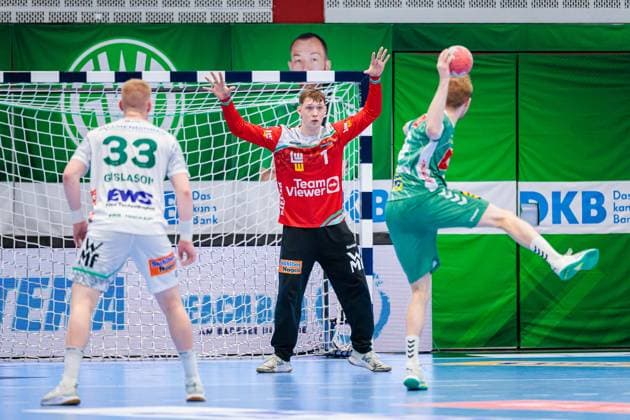 v.l. Ymir Oern Gislason (Frisch Auf Goeppingen, 33), Julian Buchele (Frisch Auf Goepingen, 01), Florian Kranzmann (GWD Minden, 05) beim Siebenmeter 7 Meter Wurf GER, GWD Minden vs. Frisch Auf Goeppingen, Handball, 1. Bundesliga, 1. Spieltag, Spielzeit 2025 2026, 31.08.2025 GER, GWD Minden vs. Frisch Auf Goeppingen, Handball, 1. Bundesliga, 1. Spieltag, Spielzeit 2025 2026, 31.08.2025 Luebbecke Copyright: xEibner-Pressefoto JanxRollingerx EP_JSK
