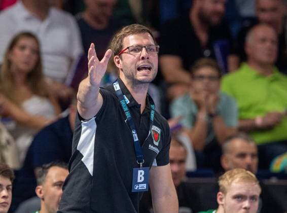 Handball, Herren, Saison 2025 2026, DAIKIN Handball-Bundesliga (1. Spieltag), Füchse Berlin - Bergischer HC, Trainer Jaron Siewert (Füchse Berlin), 31.08.2025, Copyright: xSebastianxRäppold MatthiasxKochx