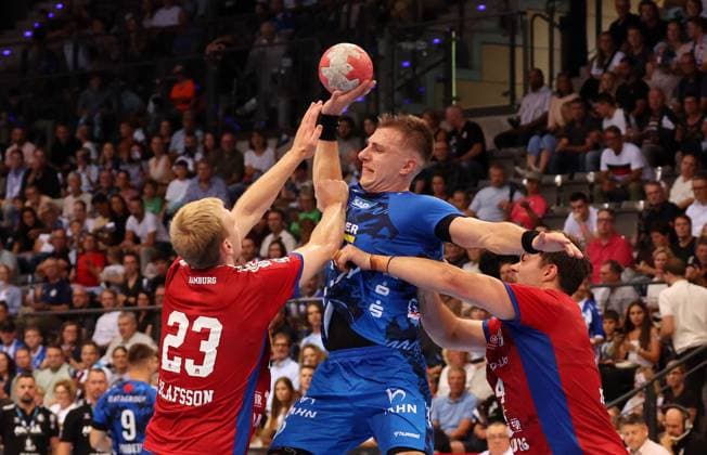 31.08.2025, Deutschland, Stuttgart, Handball Bundesliga Saison 2025 2026, TVB Stuttgart vs. Hamburger SV, v.l. Einar Olafsson (HSV), Simone Mengon (TVB), Andreas Magaard (HSV)