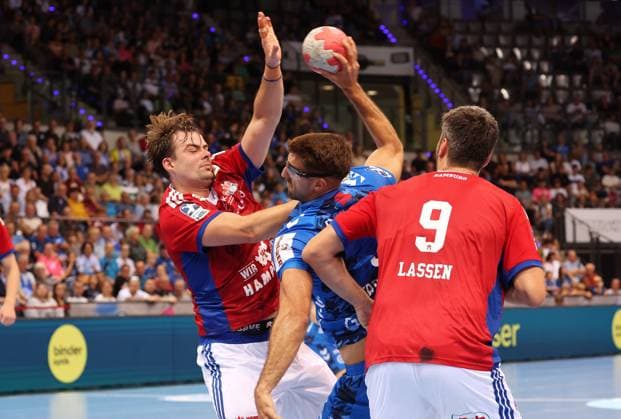 31.08.2025, Deutschland, Stuttgart, Handball Bundesliga Saison 2025 2026, TVB Stuttgart vs. Hamburger SV, v.l. Einar Olafsson (HSV), Antonio Serradilla (TVB), Jacob Arenth Lassen (HSV)