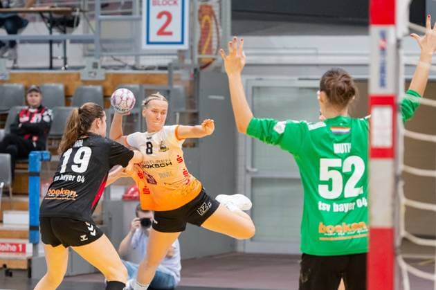 Belen Gettwart (VfL Waiblingen,No.08) beim Wurf. Links versucht Denise Mol (Bayer Leverkusen,No.19) einzugreifen DEU, Leverkusen 31.08.2025 Handball, 2. Bundesliga Frauen 2025 2026, 1. Spieltag, Bayer 04 Leverkusen - VfL Waiblingen