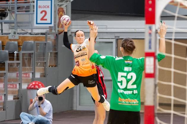 Maxime Luber (VfL Waiblingen,No.25) wirft auf das Tor von Torfrau Merle Muth (Bayer Leverkusen,No.52) DEU, Leverkusen 31.08.2025 Handball, 2. Bundesliga Frauen 2025 2026, 1. Spieltag, Bayer 04 Leverkusen - VfL Waiblingen