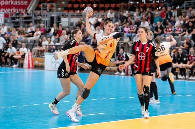 Isabel Kattner (VfL Waiblingen,No.10) in Aktion. Rechts Lea Flohr (Bayer Leverkusen,No.07) DEU, Leverkusen 31.08.2025 Handball, 2. Bundesliga Frauen 2025 2026, 1. Spieltag, Bayer 04 Leverkusen - VfL Waiblingen