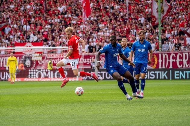 Spielszene, Offensivaktion, Ballaktion, v.l. Mika Haas (1. FC Kaiserslautern, 22), Patric Pfeiffer (SV Darmstadt 98, 06), Kai Klefisch (SV Darmstadt 98, 17), Killian Corredor (SV Darmstadt 98, 34), GER, 1. FC Kaiserslautern vs. SV Darmstadt 98, Fussball, 2. Bundesliga, 4. Spieltag, Saison 2025 2026, 31.08.2025, DFL REGULATIONS PROHIBIT ANY USE OF PHOTOGRAPHS AS IMAGE SEQUENCES AND OR QUASI-VIDEO, GER, 1. FC Kaiserslautern vs. SV Darmstadt 98, Fussball, 2. Bundesliga, 4. Spieltag, Saison 2025 2026, 31.08.2025 Kaiserslautern