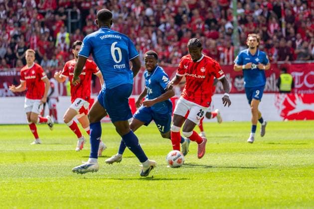 Spielszene, Dribbling, Offensivaktion, Ballaktion, Aktion, v.l. Patric Pfeiffer (SV Darmstadt 98, 06), Merveille Papela (SV Darmstadt 98, 21), Richmond Tachie (1. FC Kaiserslautern, 29), GER, 1. FC Kaiserslautern vs. SV Darmstadt 98, Fussball, 2. Bundesliga, 4. Spieltag, Saison 2025 2026, 31.08.2025, DFL REGULATIONS PROHIBIT ANY USE OF PHOTOGRAPHS AS IMAGE SEQUENCES AND OR QUASI-VIDEO, GER, 1. FC Kaiserslautern vs. SV Darmstadt 98, Fussball, 2. Bundesliga, 4. Spieltag, Saison 2025 2026, 31.08.2025 Kaiserslautern