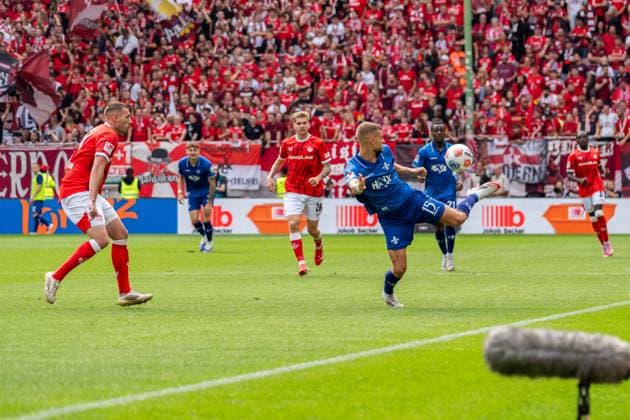Spielszene, Ballaktion, Aktion, Ballannahme Fabian Nuernberger (SV Darmstadt 98, 15), l. Luca Sirch (1. FC Kaiserslautern, 31), GER, 1. FC Kaiserslautern vs. SV Darmstadt 98, Fussball, 2. Bundesliga, 4. Spieltag, Saison 2025 2026, 31.08.2025, DFL REGULATIONS PROHIBIT ANY USE OF PHOTOGRAPHS AS IMAGE SEQUENCES AND OR QUASI-VIDEO, GER, 1. FC Kaiserslautern vs. SV Darmstadt 98, Fussball, 2. Bundesliga, 4. Spieltag, Saison 2025 2026, 31.08.2025 Kaiserslautern