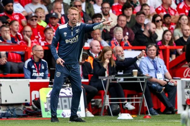Premier League Nottingham Forest v West Ham United Graham Potter of West Ham United gives the team instructions during the Premier League match Nottingham Forest vs West Ham United at City Ground, Nottingham, United Kingdom, 31st August 2025 (Photo by Alfie Cosgrove News Images) Nottingham City Ground Nottinghamshire United Kingdom Copyright: xAlfiexCosgrove NewsxImagesx
