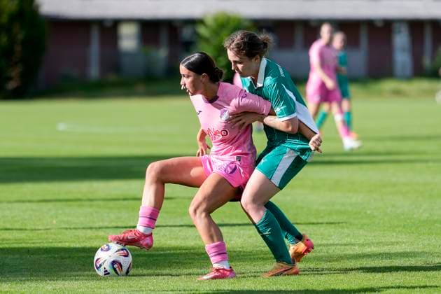 v.li.: Sara Sahiti (TSG II, 10), Emma Thornley (Fürth, 3), Zweikampf, Spielszene, Duell, duel, tackle, tackling, Dynamik, Action, Aktion, 31.08.2025, St. Leon-Rot (Deutschland), Fussball, Frauen, Regionalliga Süd, TSG 1899 Hoffenheim U20 - SpVgg Greuther Fürth, 31.08.2025, St. Leon-Rot (Deutschland), Fussball, Frauen, Regionalliga Süd, TSG 1899 Hoffenheim U20 - SpVgg Greuther Fürth, DFB DFL REGULATIONS PROHIBIT ANY USE OF PHOTOGRAPHS AS IMAGE SEQUENCES AND OR QUASI-VIDEO.