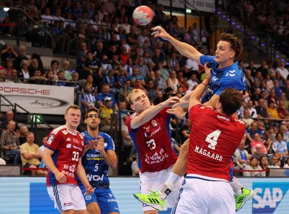 31.08.2025, Deutschland, Stuttgart, Handball Bundesliga Saison 2025 2026, TVB Stuttgart vs. Hamburger SV, v.l. Einar Olafsson (HSV), Max Häfner (TVB), Andreas Magaard (HSV)