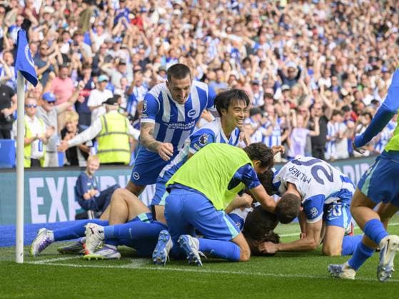 Brighton, England, August 31 2025: Brighton & Hove Albion s Brajan Gruda?s team-mates celebrate the second goal Premier League match between Brighton and Hove Albion and Manchester City at the American Express Stadium. (Photo by David Horton Sports Press Photo) Copyright: xDavidxHorton SportsxPressxPhotox Sportspressphoto_SPR19071