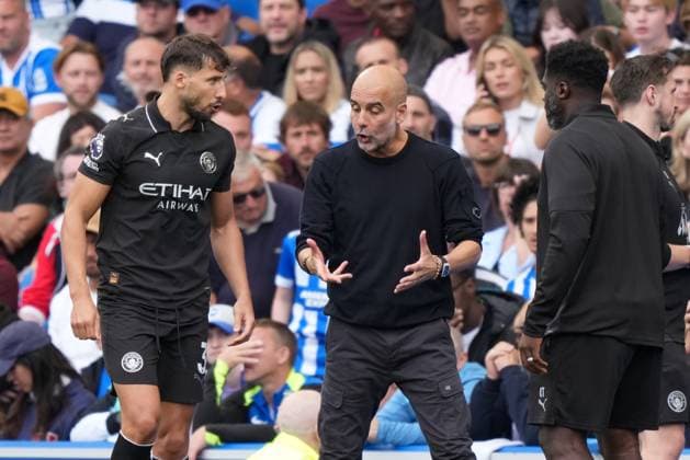 Brighton and Hove Albion v Manchester City, Premier League, Football, Amex Stadium, Brighton, UK - 31 Aug 2025 Fabian Hurzeler manager of Brighton & Hove Albion gives directions to Ruben Dias of Manchester City during a break in play. Brighton Amex Stadium Brighton UK, UK NEWSPAPERS OUT Copyright: xSeanxRyanx