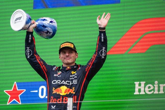 Max Verstappen (Oracle Red Bull Racing, Niederlande, 01) jubelt auf dem Podium bei der Siegerehrung mit Pokal ueber Platz 2, NED, Formel 1 Weltmeisterschaft, Heineken Grand Prix der Niederlande, Circuit Zandvoort, Rennen, Saison 2025, 31.08.2025 NED, Formel 1 Weltmeisterschaft, Heineken Grand Prix der Niederlande, Circuit Zandvoort, Rennen, Saison 2025, 31.08.2025 Zandvoort Copyright: xEibner-Pressefoto Memmlerx EP_MMR