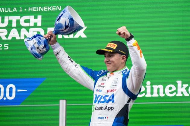 Isack Hadjar (Visa Cash App Racing Bulls F1 Team, Frankreich, 06) jubelt auf dem Podium bei der Siegerehrung ueber Platz 3 und seine erste Podiumsplatzierung, NED, Formel 1 Weltmeisterschaft, Heineken Grand Prix der Niederlande, Circuit Zandvoort, Rennen, Saison 2025, 31.08.2025 NED, Formel 1 Weltmeisterschaft, Heineken Grand Prix der Niederlande, Circuit Zandvoort, Rennen, Saison 2025, 31.08.2025 Zandvoort Copyright: xEibner-Pressefoto Memmlerx EP_MMR