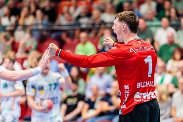 Julian Buchele (Frisch Auf Goepingen, 01) jubelt freut sich GER, GWD Minden vs. Frisch Auf Goeppingen, Handball, 1. Bundesliga, 1. Spieltag, Spielzeit 2025 2026, 31.08.2025 GER, GWD Minden vs. Frisch Auf Goeppingen, Handball, 1. Bundesliga, 1. Spieltag, Spielzeit 2025 2026, 31.08.2025 Luebbecke Copyright: xEibner-Pressefoto JanxRollingerx EP_JSK