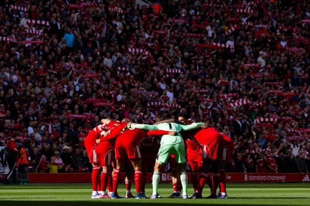 Football - FA Premier League - Liverpool FC v Arsenal FC LIVERPOOL, ENGLAND - Sunday, August 31, 2025: Liverpool players form a pre-match huddle before the FA Premier League match between Liverpool FC and Arsenal FC at Anfield. (Photo by David Rawcliffe Propaganda) LIVERPOOL Anfield MERSEYSIDE ENGLAND  Copyright: xDavidxRawcliffex P2025-08-31-Liverpool_Arsenal-11