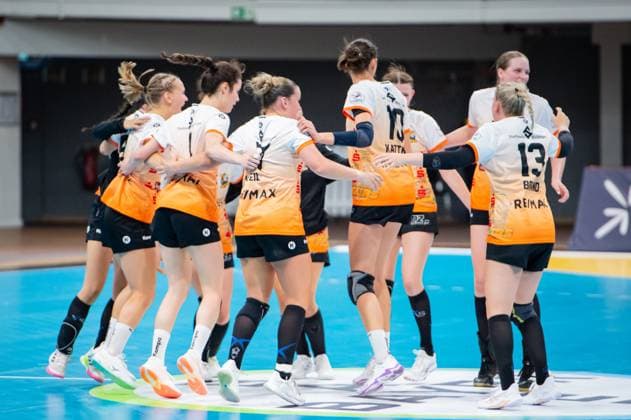 Freudentanz bei den Frauen vom VfL Waiblingen nach dem knappen Sieg DEU, Leverkusen 31.08.2025 Handball, 2. Bundesliga Frauen 2025 2026, 1. Spieltag, Bayer 04 Leverkusen - VfL Waiblingen