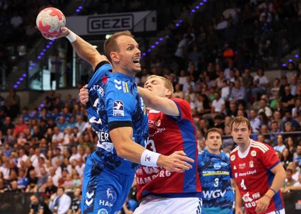 31.08.2025, Deutschland, Stuttgart, Handball Bundesliga Saison 2025 2026, TVB Stuttgart vs. Hamburger SV, v.l. Kai Häfner (TVB), Einar Olafsson (HSV)