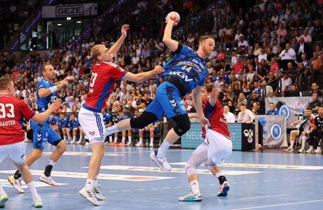 31.08.2025, Deutschland, Stuttgart, Handball Bundesliga Saison 2025 2026, TVB Stuttgart vs. Hamburger SV, v.l. Einar Olafsson (HSV), Kai Häfner (TVB)