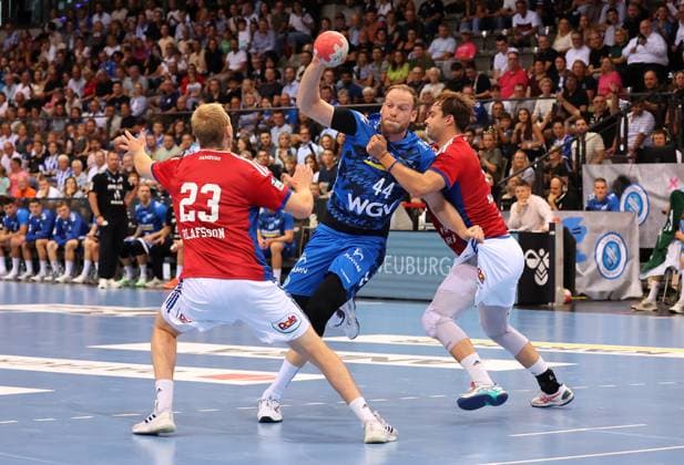 31.08.2025, Deutschland, Stuttgart, Handball Bundesliga Saison 2025 2026, TVB Stuttgart vs. Hamburger SV, v.l. Einar Olafsson (HSV), Kai Häfner (TVB), Andreas Magaard (HSV)