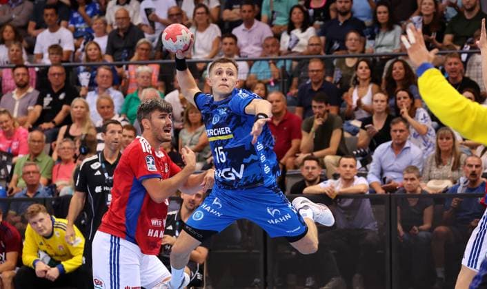 31.08.2025, Deutschland, Stuttgart, Handball Bundesliga Saison 2025 2026, TVB Stuttgart vs. Hamburger SV, v.l. Jacob Arenth Lassen (HSV), Simone Mengon (TVB), Mohamed El-Tayar (HSV)