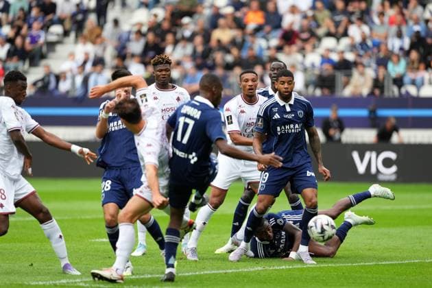 Paris FC v FC Metz - Ligue 1 McDonald s 2025 2026 05 Jean-Philippe GBAMIN (fcm) - 09 Willem GEUBBELS (pfc) during the Ligue 1 McDonald s match between Paris and Metz at Stade Jean Bouin on August 31, 2025 in Paris, France. Paris France  Copyright: xFEPx 776348116