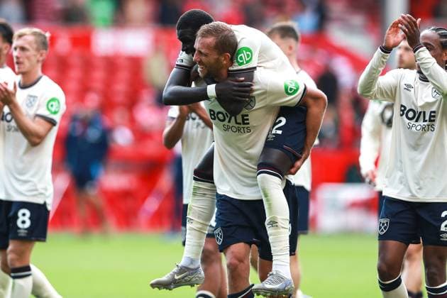 Nottingham Forest FC v West Ham United FC, English Premier League El Hadji Malick Diouf and Tomas Soucek of West Ham United celebrate at full time after the Nottingham Forest FC v West Ham United FC English Premier League match at the City Ground, Nottingham, England, United Kingdom on 31 August 2025 Credit: Ryan Crockett Every Second Media Editorial use only. All images are copyright Every Second Media Limited. No images may be reproduced without prior permission. All rights reserved. Premier League and Football League images are subject to licensing agreements with Football DataCo Limited. see https: www.football-dataco.com Copyright: xIMAGO EveryxSecondxMediax ESM-1571-0082 RyanxCrockettx xEveryxSecondxMediax