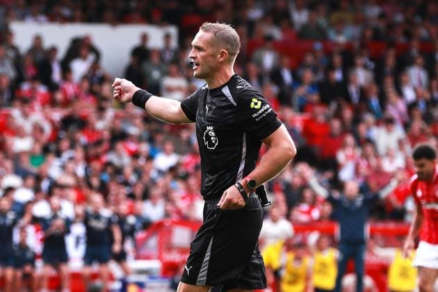 Nottingham Forest FC v West Ham United FC, English Premier League Referee Craig Pawson points to the spot awarding a penalty to West Ham United during the Nottingham Forest FC v West Ham United FC English Premier League match at the City Ground, Nottingham, England, United Kingdom on 31 August 2025 Credit: Ryan Crockett Every Second Media Editorial use only. All images are copyright Every Second Media Limited. No images may be reproduced without prior permission. All rights reserved. Premier League and Football League images are subject to licensing agreements with Football DataCo Limited. see https: www.football-dataco.com Copyright: xIMAGO EveryxSecondxMediax ESM-1571-0091 RyanxCrockettx xEveryxSecondxMediax