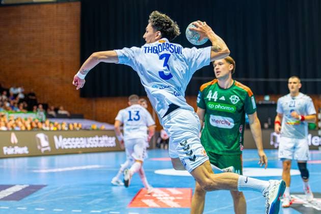 Ulfar Pall Monsi Ãžordarsson (HC Alkaloid, Nr. 3) (L-R), TSV Hannover-Burgdorf (green) against HC Alkaloid (white) (1. Matchday of Qualification Round 1 EHF European League 2025 2026) (31.08.2025, Swiss Life Hall (Hannover, GER), Copyright: xJanxGuentherx xTSVxHannover-Burgdorfx