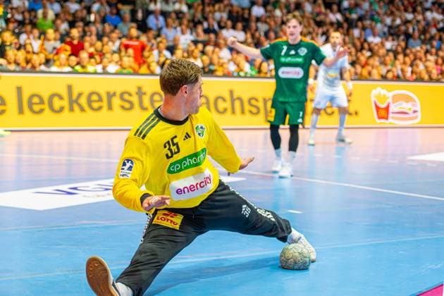 Joel Birlehm (TSV Hannover-Burgdorf, Nr. 35) (L-R), TSV Hannover-Burgdorf (green) against HC Alkaloid (white) (1. Matchday of Qualification Round 1 EHF European League 2025 2026) (31.08.2025, Swiss Life Hall (Hannover, GER), Copyright: xJanxGuentherx xTSVxHannover-Burgdorfx