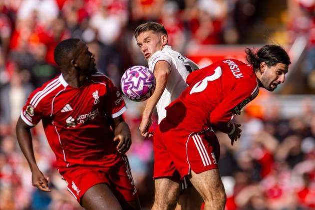 Football - FA Premier League - Liverpool FC v Arsenal FC LIVERPOOL, ENGLAND - Sunday, August 31, 2025: Liverpool s Dominik Szoboszlai is challenged by Arsenal s Viktor Gyökeres during the FA Premier League match between Liverpool FC and Arsenal FC at Anfield. (Photo by David Rawcliffe Propaganda) LIVERPOOL Anfield MERSEYSIDE ENGLAND  Copyright: xDavidxRawcliffex P2025-08-31-Liverpool_Arsenal-24
