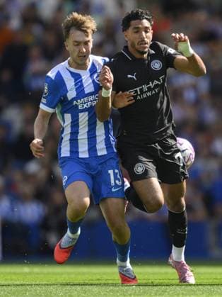 Brighton, England, August 31 2025: Brighton & Hove Albion s Jack Hinshelwood (left) battles with Manchester City s Omar Marmoush (right) during the Premier League match between Brighton and Hove Albion and Manchester City at the American Express Stadium. (Photo by David Horton Sports Press Photo) Copyright: xDavidxHorton SportsxPressxPhotox Sportspressphoto_SPR19089