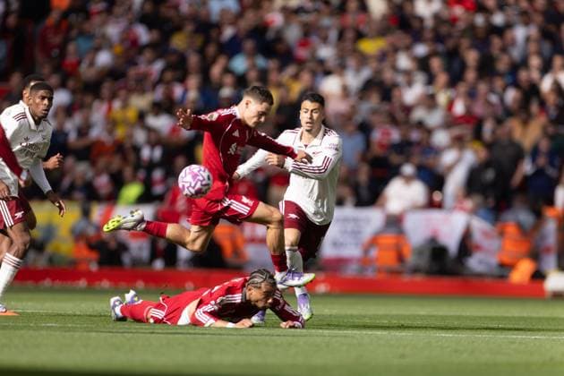 Football - FA Premier League - Liverpool FC v Arsenal FC LIVERPOOL, ENGLAND - Sunday, August 31, 2025: Liverpool s Florian Wirtz is challenged by team-mate Hugo Ekitike as Arsenal s Gabriel Martinelli chases during the FA Premier League match between Liverpool FC and Arsenal FC at Anfield. (Photo by David Rawcliffe Propaganda) LIVERPOOL Anfield MERSEYSIDE ENGLAND  Copyright: xDavidxRawcliffex P2025-08-31-Liverpool_Arsenal-30