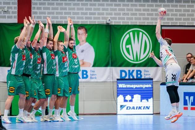 Erik Persson (Frisch Auf Goeppingen, 22) fuehrt den letzten Freiwurf des Spiels gegen die Abwehr von GWD Minden aus GER, GWD Minden vs. Frisch Auf Goeppingen, Handball, 1. Bundesliga, 1. Spieltag, Spielzeit 2025 2026, 31.08.2025 GER, GWD Minden vs. Frisch Auf Goeppingen, Handball, 1. Bundesliga, 1. Spieltag, Spielzeit 2025 2026, 31.08.2025 Luebbecke Copyright: xEibner-Pressefoto JanxRollingerx EP_JSK