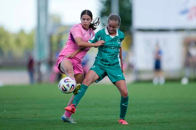 v.li.: Marlen Helmstetter (TSG II, 3), Elena Grill (Fürth, 6), Zweikampf, Spielszene, Duell, duel, tackle, tackling, Dynamik, Action, Aktion, 31.08.2025, St. Leon-Rot (Deutschland), Fussball, Frauen, Regionalliga Süd, TSG 1899 Hoffenheim U20 - SpVgg Greuther Fürth, 31.08.2025, St. Leon-Rot (Deutschland), Fussball, Frauen, Regionalliga Süd, TSG 1899 Hoffenheim U20 - SpVgg Greuther Fürth, DFB DFL REGULATIONS PROHIBIT ANY USE OF PHOTOGRAPHS AS IMAGE SEQUENCES AND OR QUASI-VIDEO.